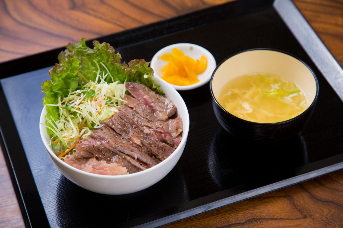写真2：川本食堂の料理
